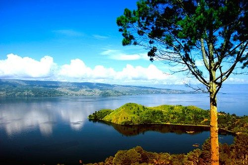 Merasakan Pemandangan Danau Toba dari Bukit Simarjarunjung 