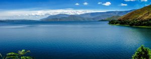 keindahan danau toba dari bukit simarjarunjung
